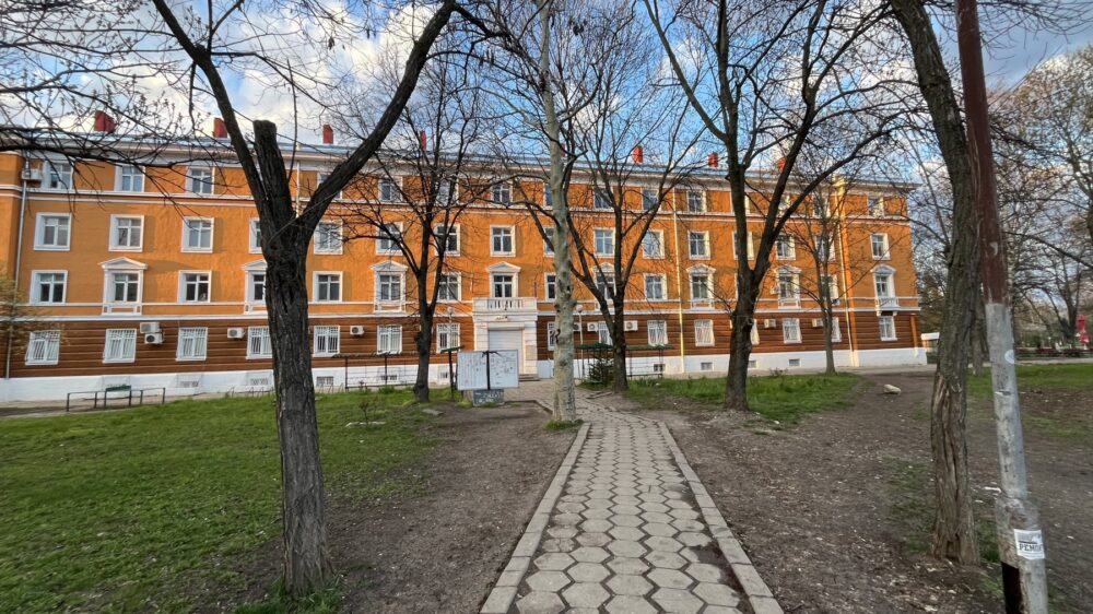 Пътеката към входа на историческото училище по телекомуникации София в Студентски град