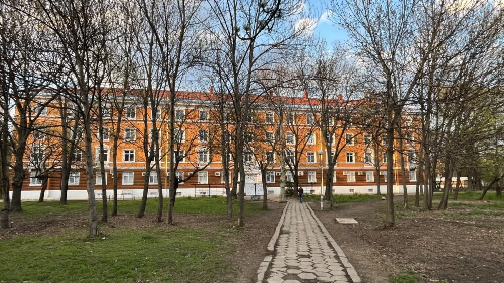 Гледка към фасадата на училище по телекомуникации София през пролетта