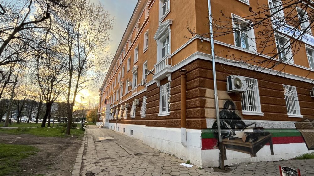 Страничен изглед на сградата на пг по телекомуникации софия по време на залез
