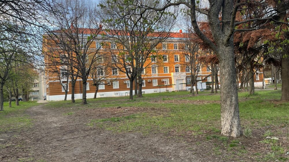 Училищният двор и парковата зона около пг по телекомуникации софия